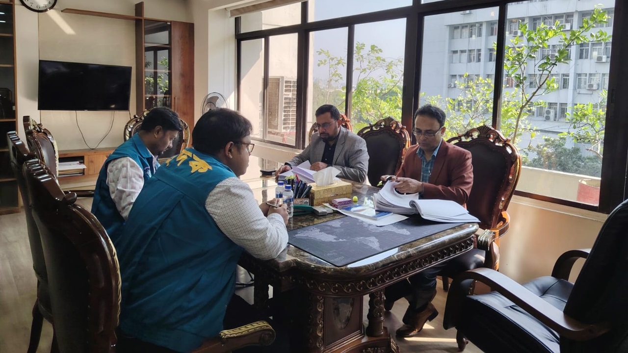 বিভিন্ন অনিয়মের অভিযোগে এলজিইডি অফিসে দুদকের অভিযান